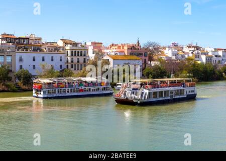 Croisière touristique sur le fleuve Guadalquivir, Séville, Andalousie, Espagne Banque D'Images