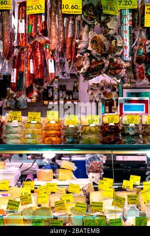 Deli, cheesemongers et charcuterie stall à Triana Market (Mercado de Triana), Séville, Andalousie, Espagne Banque D'Images