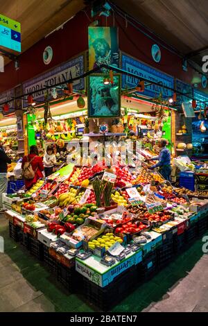 Étalage de fruits et légumes au marché de Triana (Mercado de Triana), Séville, Andalousie, Espagne Banque D'Images