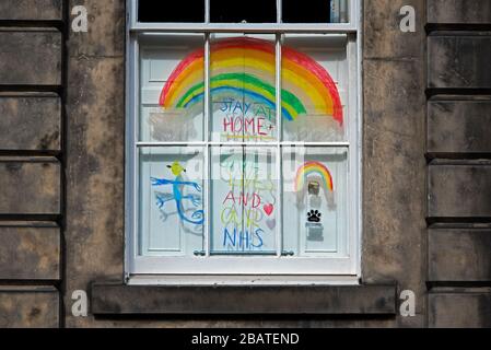 Rainbow dans une fenêtre pour aider à encourager les passants pendant l'épidémie de Covid-19. New Town, Édimbourg, Écosse, Royaume-Uni. Banque D'Images