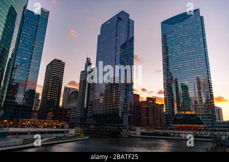 Gratte-ciel modernes le long de la rivière Chicago au coucher du soleil Banque D'Images