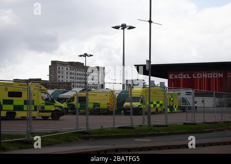 Londres, Royaume-Uni. 29 mars 2020. Vue générale sur les ambulances de Londres dans un parking à côté de NHS Nightingale un hôpital de 4 000 lits dans le Excel Center de Londres dans la bataille contre le coronavirus le 29 mars 2020 à Londres, Royaume-Uni. NHS Nightingale a été érigé avec l'aide de l'armée dans les Docklands de Londres, contiendra initialement 500 lits avec ventilateurs et oxygène pour traiter les patients gravement malades et a finalement une capacité de 4 000 patients dans deux salles. (Photo de Claire Doherty/In Pictures via Getty Images) crédit : SIPA USA/Alay Live News Banque D'Images