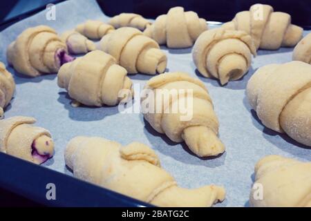 préparez de nombreux délicieux croissants faits maison Banque D'Images