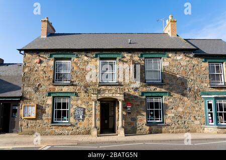 Extérieur de la maison publique Castle Inn (anciennement The Castle Hotel), Bridge St, Newport, Pembrokeshire. Pays de Galles. ROYAUME-UNI Banque D'Images