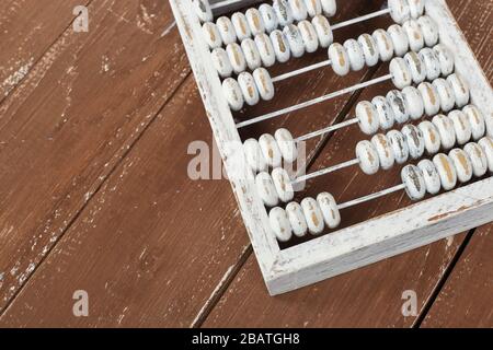 Objets vintage - gros plan ancienne vue rétro sur le dessus Abacus sur un fond en bois brun. Banque D'Images