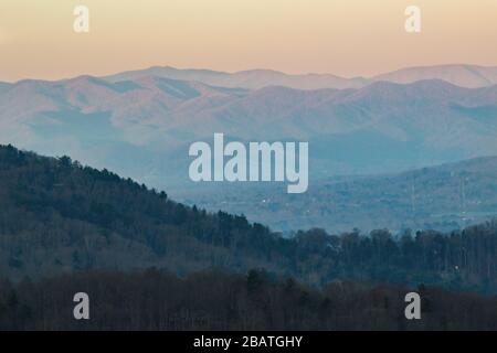 Une matinée brumeuse lave la vallée et les montagnes dans la brume à Tanbark Ridge surplombent la Blue Ridge Parkway à Asheville, Caroline du Nord, États-Unis. Banque D'Images