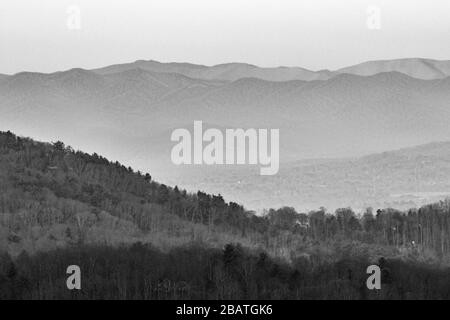 Une matinée brumeuse lave la vallée et les montagnes dans la brume à Tanbark Ridge surplombent la Blue Ridge Parkway à Asheville, Caroline du Nord, États-Unis. Banque D'Images