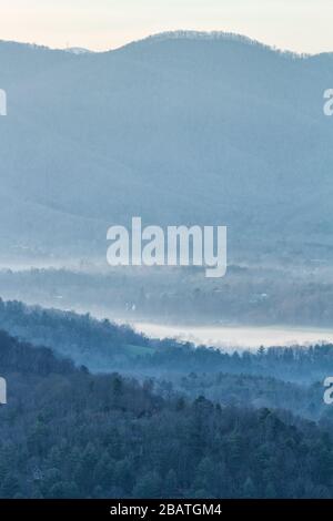 Une matinée brumeuse lave la vallée et les montagnes dans la brume à Tanbark Ridge surplombent la Blue Ridge Parkway à Asheville, Caroline du Nord, États-Unis. Banque D'Images