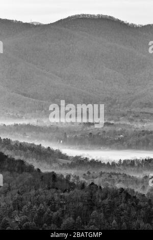 Une matinée brumeuse lave la vallée et les montagnes dans la brume à Tanbark Ridge surplombent la Blue Ridge Parkway à Asheville, Caroline du Nord, États-Unis. Banque D'Images