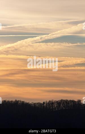 Les voiles et les nuages font des dessins intéressants dans le ciel à Tanbark Ridge surplombent sur la Blue Ridge Parkway à Asheville, NC, États-Unis. Banque D'Images