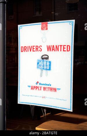 Les chauffeurs de livraison voulaient un poster dans la vitrine du restaurant Domino's Pizza à emporter Banque D'Images