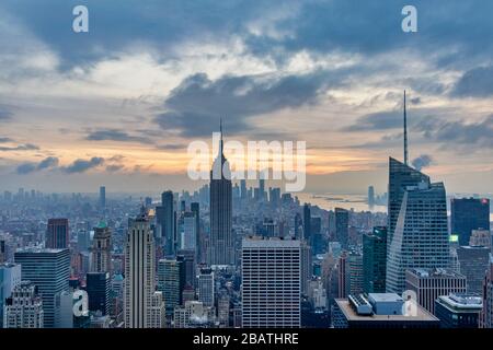 Vue sur New York depuis le sommet du Rocher (Rockefeller Center) vue sur le coucher du soleil en hiver avec des nuages dans le ciel Banque D'Images