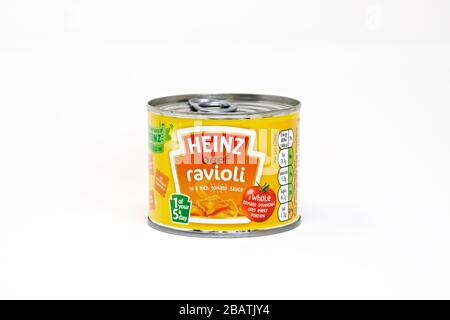 Ravioli de bœuf Heinz sur fond blanc Banque D'Images