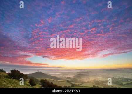 Lever du soleil sur la colline de Colmer, Bridport, Dorset, Angleterre Banque D'Images