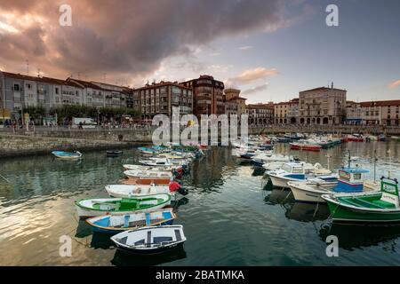 Photographie nocturne du phare de Castro Urdiales et du port de pêcheur. Cantabrie, Espagne Banque D'Images