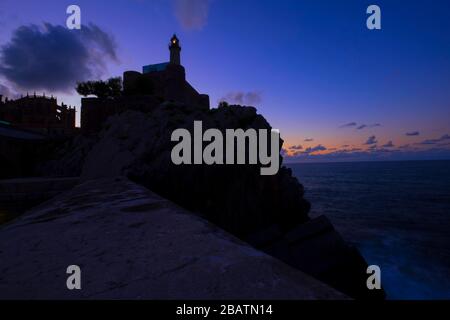 Photographie nocturne du phare de Castro Urdiales et du port de pêcheur. Cantabrie, Espagne Banque D'Images