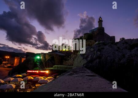 Photographie nocturne du phare de Castro Urdiales et du port de pêcheur. Cantabrie, Espagne Banque D'Images