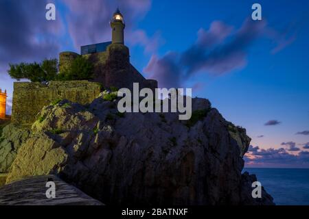 Photographie nocturne du phare de Castro Urdiales et du port de pêcheur. Cantabrie, Espagne Banque D'Images