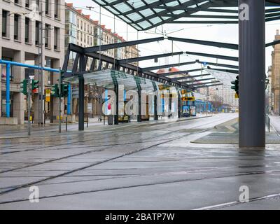 Dresden Postplatz leere Haltestelle DVB Corona virus Lockdown Ausgangssperre menschenleer Kontaktsperre Street View Banque D'Images