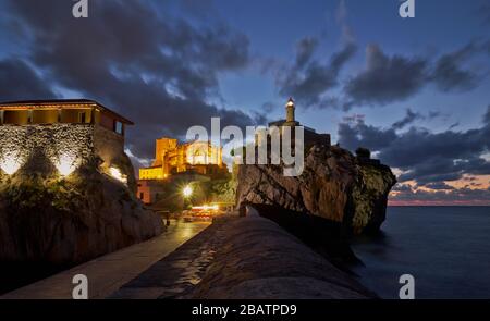 Photographie nocturne du phare de Castro Urdiales et du port de pêcheur. Cantabrie, Espagne Banque D'Images