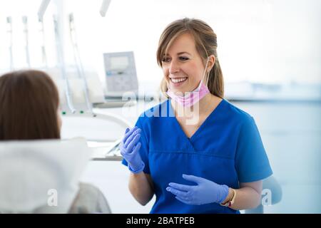 Dentiste et patient au bureau du dentiste Banque D'Images