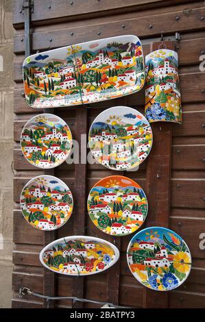 Plaques peintes à vendre à Pienza, Toscane, Italie Banque D'Images