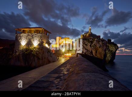 Photographie nocturne du phare de Castro Urdiales et du port de pêcheur. Cantabrie, Espagne Banque D'Images