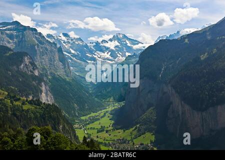 La vallée de Lauterbrunnen, la vallée de Yosemite en Suisse, la région de Jungfrau, l'Oberland bernois en forme de U, en Suisse, en couleur Banque D'Images