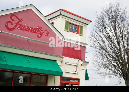 Le contour délavé d'un logo à l'extérieur d'un restaurant fermé et abandonné à Westminster, Maryland, le 26 mars 2020. Banque D'Images