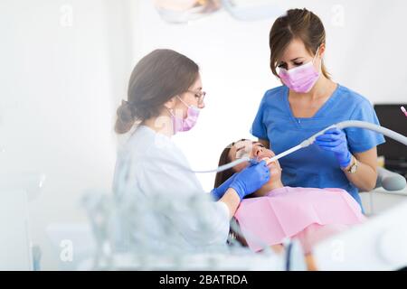 Femme ayant examiné à dents dentistes Banque D'Images