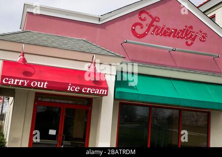 Le contour délavé d'un logo à l'extérieur d'un restaurant fermé et abandonné à Westminster, Maryland, le 26 mars 2020. Banque D'Images