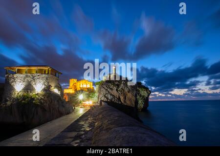 Photographie nocturne du phare de Castro Urdiales et du port de pêcheur. Cantabrie, Espagne Banque D'Images