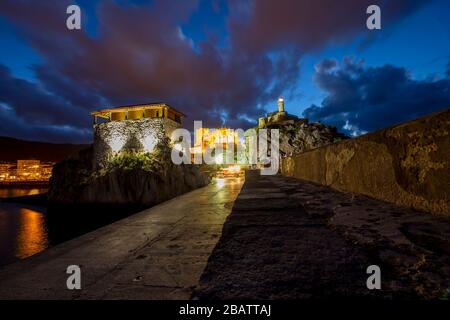 Photographie nocturne du phare de Castro Urdiales et du port de pêcheur. Cantabrie, Espagne Banque D'Images