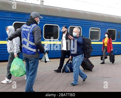 Les citoyens ukrainiens de Russie quittent le train spécial après l'évacuation. Le train spécial de Kiev à Moscou a évacué les citoyens russes à Moscou le 27 mars 2020, Et a ramené les citoyens ukrainiens de Moscou à Kiev le 29 mars 2020, après que les autorités ukrainiennes ont fermé les frontières du pays dans le contexte de la propagation de la pandémie de coronavirus du COVID-19. Banque D'Images