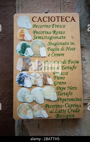 Signe de la boutique de fromage pecorino à Pienza, Toscane, Italie Banque D'Images