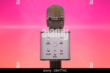 Microphone Bluetooth sans fil avec karaoké isolé sur fond jazzy Banque D'Images