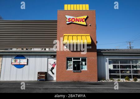 Un logo à l'extérieur d'un restaurant Sonic situé à Towson, Maryland, le 26 mars 2020. Banque D'Images