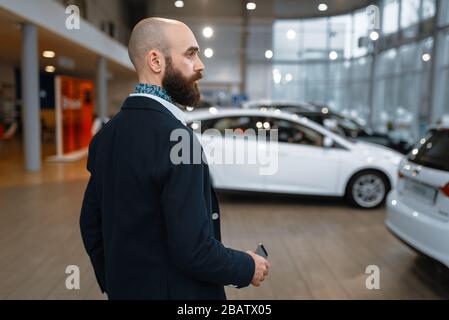 Homme souriant pose dans la concession automobile Banque D'Images