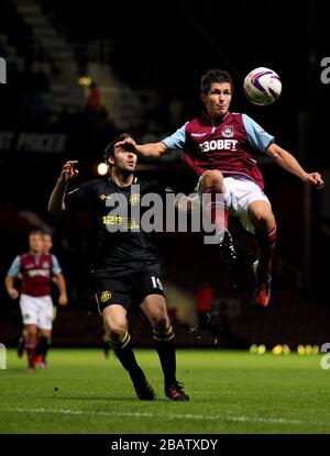 DaN Potts (à droite) de West Ham United et Mauro Boselli de Wigan Athletic se battent pour le ballon Banque D'Images