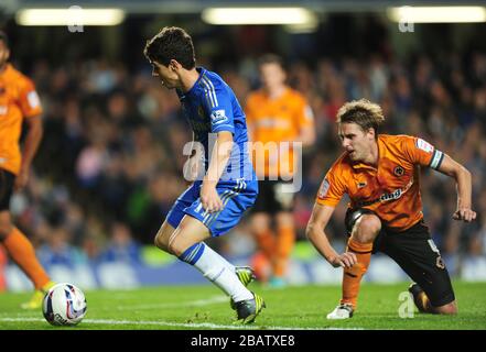 Les Oscars de Chelsea et David Edwards, de Wolverhampton Wanderers, se battent pour le ballon Banque D'Images