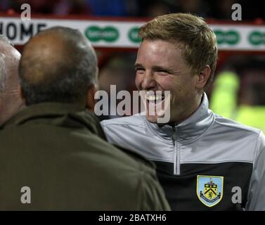 Eddie Howe, la directrice de Burnley, rigole avec Paolo Di Canio, directeur de Swindon Town, avant le début du match Banque D'Images