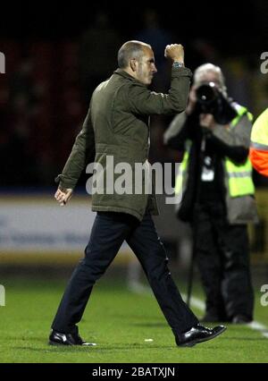 Paolo Di Canio, le Manager de Swindon Town, célèbre leur victoire à la fin du match Banque D'Images