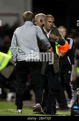 Paolo Di Canio (à droite), le directeur de Swindon Town, se réveille avec Eddie Howe, responsable de Burnley, à la fin du match Banque D'Images