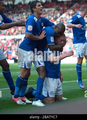 Jamie Vardy (à droite) de Leicester City célèbre son premier but de côté du jeu avec ses coéquipiers Banque D'Images