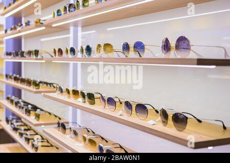 Mayence, Allemagne - 28 janvier 2020: Rayons Storefront de diverses lunettes de soleil modernes au magasin de détail de l'aéroport Banque D'Images