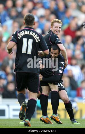 Chris Burke (centre) de Birmingham City célèbre avec le coéquipier Keith Fahey (à droite) après avoir marqué leur premier but du jeu Banque D'Images