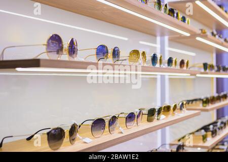 Mayence, Allemagne - 28 janvier 2020: Rayons Storefront de diverses lunettes de soleil modernes au magasin de détail de l'aéroport Banque D'Images