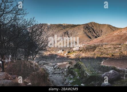 Parc national de Toubkal très proche du petit village d'Imlil dans les montagnes de l'Atlas, au Maroc. Randonnée avec ciel bleu et maisons. Montagnes Banque D'Images