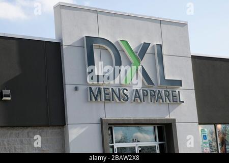 Un logo en dehors d'un magasin de détail Destination XL (DXL) à Towson, Maryland, le 26 mars 2020. Banque D'Images