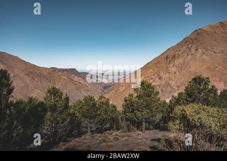 Parc national de Toubkal très proche du petit village d'Imlil dans les montagnes de l'Atlas, au Maroc. Randonnée avec ciel bleu et maisons. Montagnes Banque D'Images